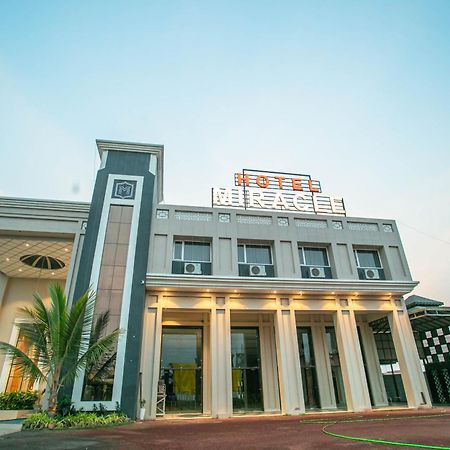 Hotel Miracle 2Km From Mahakal Temple Uddzsaín Kültér fotó