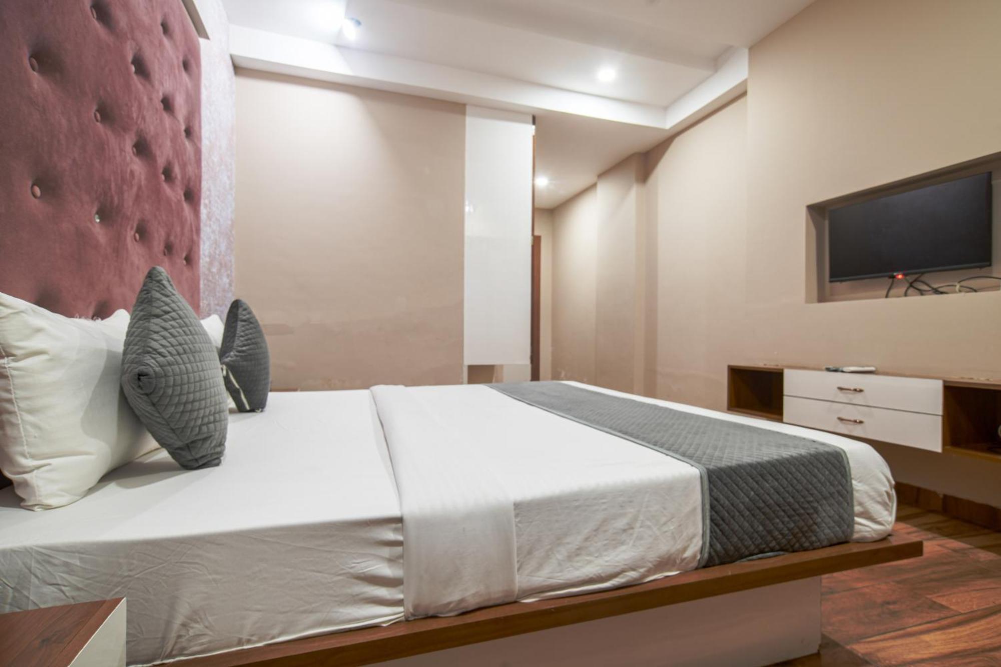 Hotel Miracle 2Km From Mahakal Temple Uddzsaín Kültér fotó